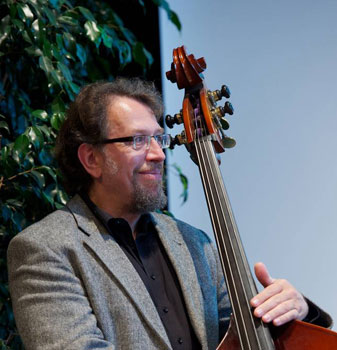 Foto Johannes Schaedlich in Kaiserslautern 12102012 - Bassist der PlugAndPlay-Band - Live Musik von Firmen-Event bis Hochzeit.